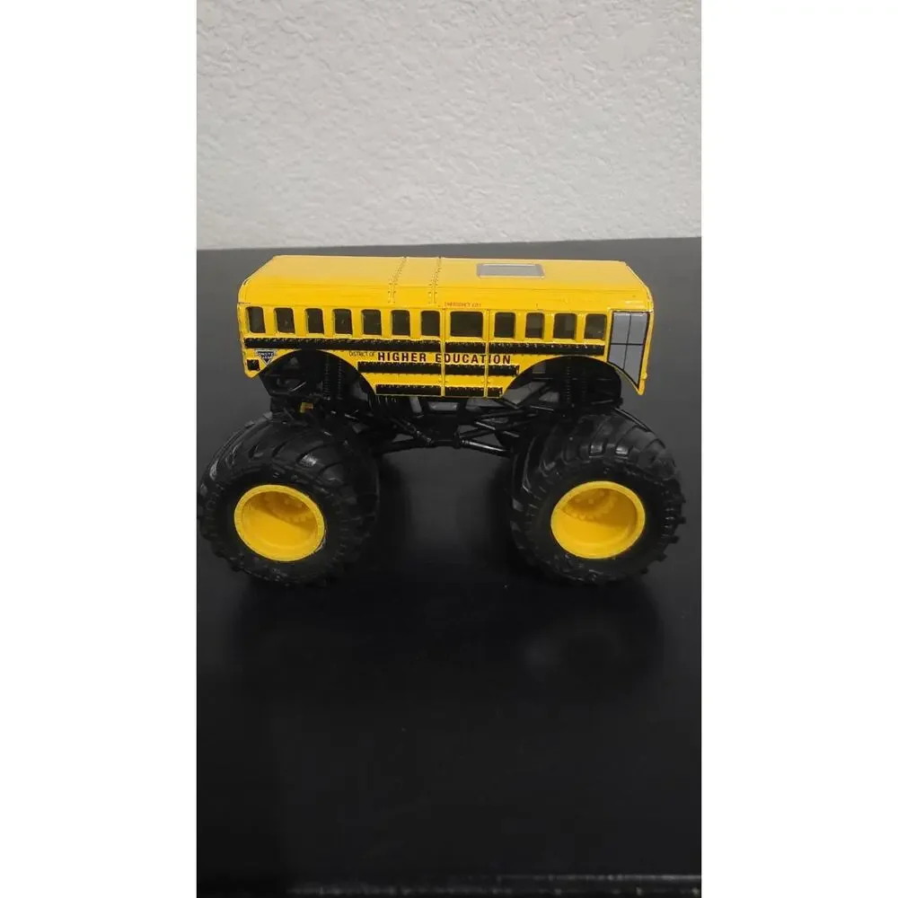 Hot Wheels Monster Jam Higher Education School Bus 1:24 Scale Monster Truck